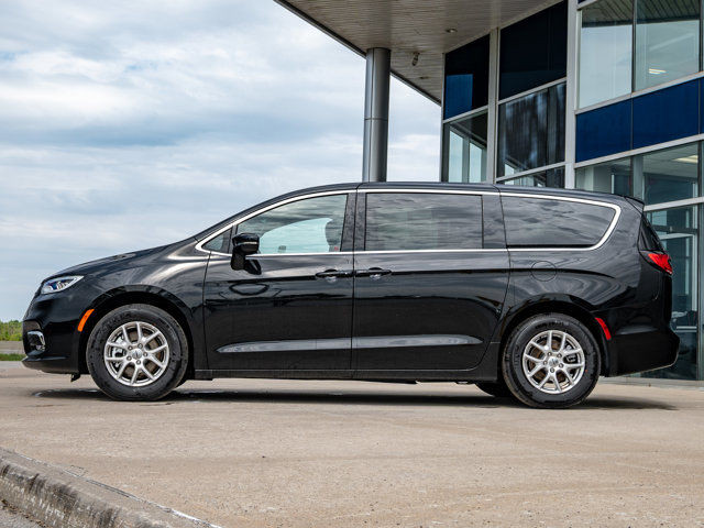 2025 Chrysler Pacifica Select in Cars & Trucks in Barrie - Image 4
