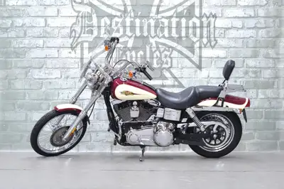 ONLY 24,977 km on this 2007 Dyna Wide Glide FXDWG! Retro burgundy/creme paint scheme only used for 2...