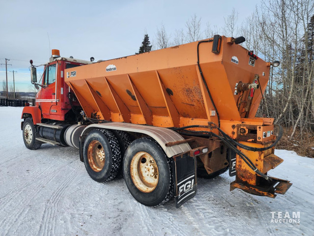 1987 Freightliner T/A Sanding Truck in Heavy Trucks in Calgary - Image 4