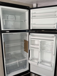 Della Terra DET241BH This under 30ft family travel trailer is sure to impress! Not only do the adult... (image 8)