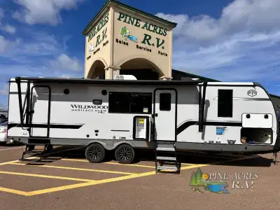 Wildwood Heritage Glen Hyper-Lyte travel trailer 25BHHL highlights: Double-Size Bunks this unit is 3...