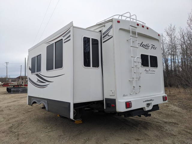 2012 Arctic Fox 28 Ft T/A 5th Wheel Travel Trailer Silver Fox Ed in Travel Trailers & Campers in Edmonton - Image 3