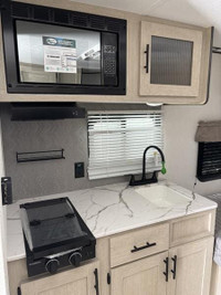 Shasta Oasis SST16RE- Have you been searching for a light towable travel trailer? A place to escape... (image 9)