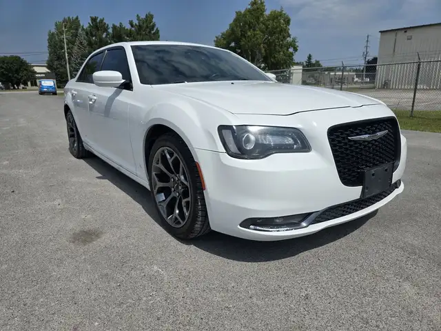 2015 Chrysler 300 S RWD - MINT CONDITION...63760520731905122