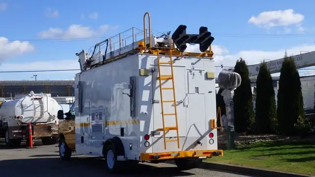 2015 ford Econoline E-450 Cube Van With Bucket in Heavy Trucks in Richmond - Image 8