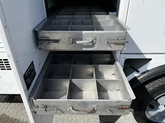 2008 ford F-550 Service Truck With Bucket 2WD Diesel in Heavy Trucks in Richmond - Image 30