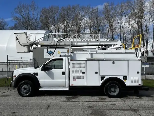 2008 ford F-550 Service Truck With Bucket 2WD Diesel in Heavy Trucks in Richmond - Image 6