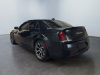 Decouvrez le parfait equilibre entre puissance, luxe et style avec cette Chrysler 300 S 2018 au fini... (image 4)