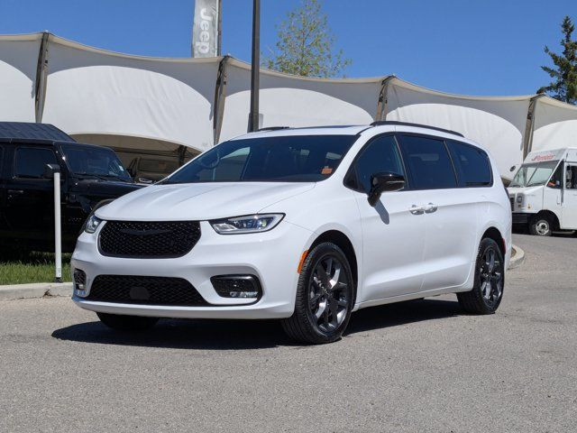2024 Chrysler Pacifica Touring-L-AWD -S Appearance-Pano in Cars & Trucks in Calgary - Image 3