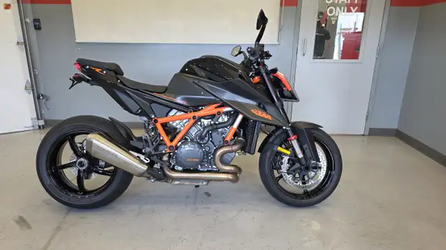 2021 KTM Super Duke 1290 R in Street, Cruisers & Choppers in Nanaimo - Image 2