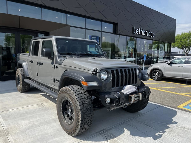 Jeep Gladiator Sport S 2020 in Cars & Trucks in Lethbridge - Image 2