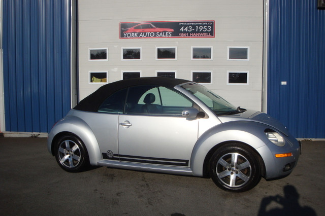 2006 Volkswagen New Beetle Convertible 2.5 W/Leather in Cars & Trucks in Fredericton - Image 2