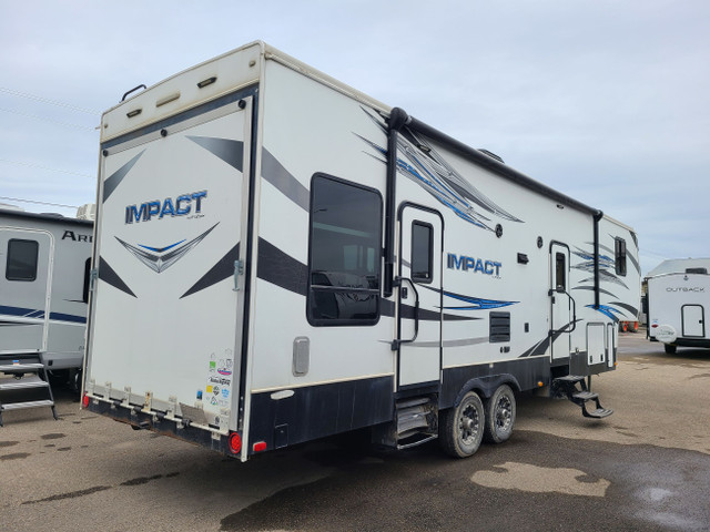 2014 Impact 311 toy hauler fifth wheel in Travel Trailers & Campers in Edmonton - Image 4