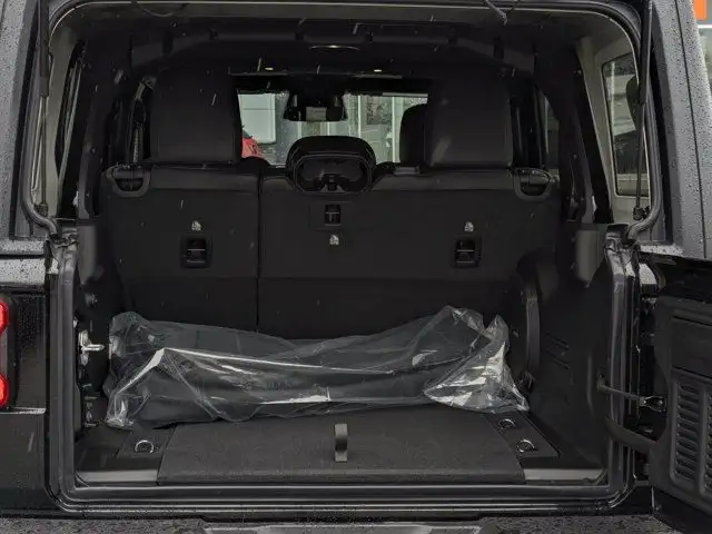 2025 Jeep Wrangler Sahara - McKinley Leather Seats - Technology in Cars & Trucks in Calgary - Image 27