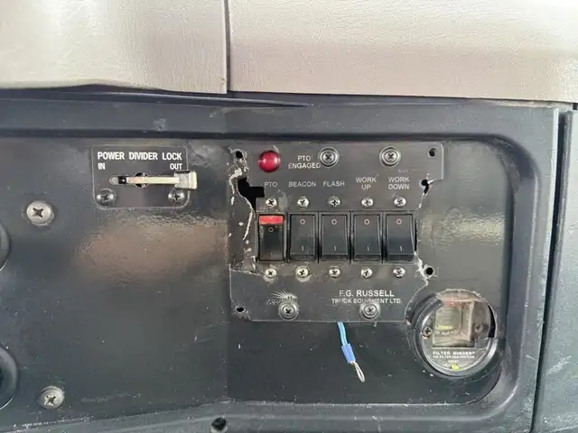 2000 international 4900 25 Foot Roll-Off Flat Deck Tow Truck Man in Heavy Trucks in Richmond - Image 31
