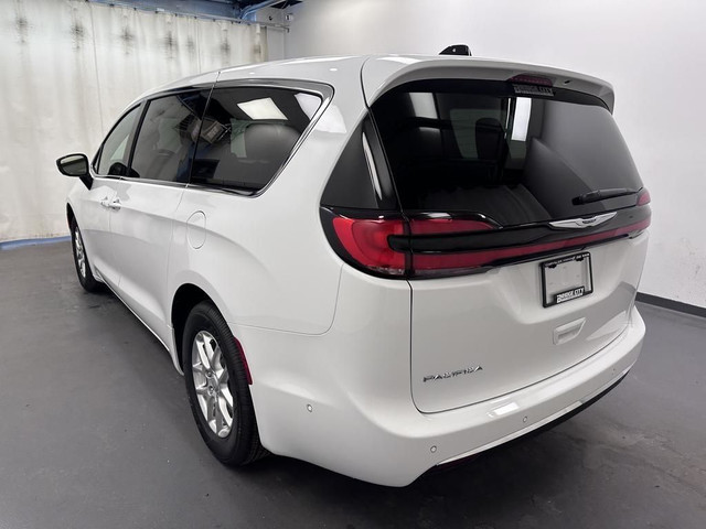 2025 Chrysler Pacifica Select - Apple CarPlay in Cars & Trucks in Lethbridge - Image 4