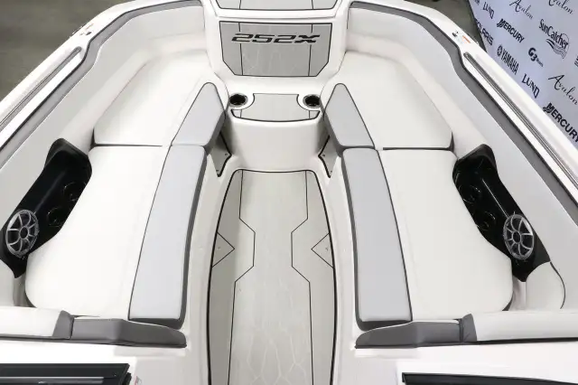2023 Yamaha 252XE BATEAU À JET in Powerboats & Motorboats in Ottawa - Image 6