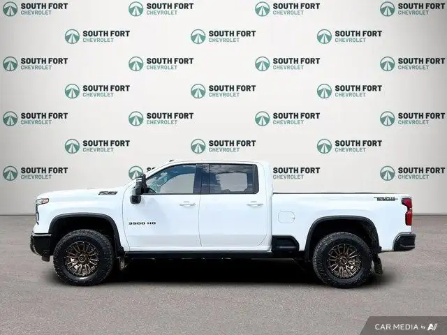 2025 Chevrolet Silverado 3500HD LTZ 4WD Crew Cab | 20IN FUEL dans Autos et camions dans Comté de Strathcona - Image 7
