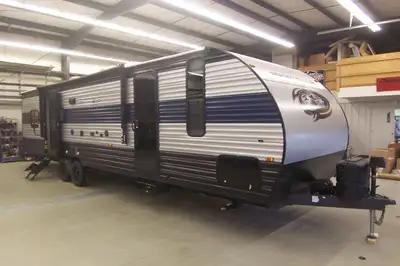 6618 lbs, Super Slide-Out, 2 Queen Beds, Duct A/C, Electric Awning, Microwave, Stereo, 4 Stabilizer...