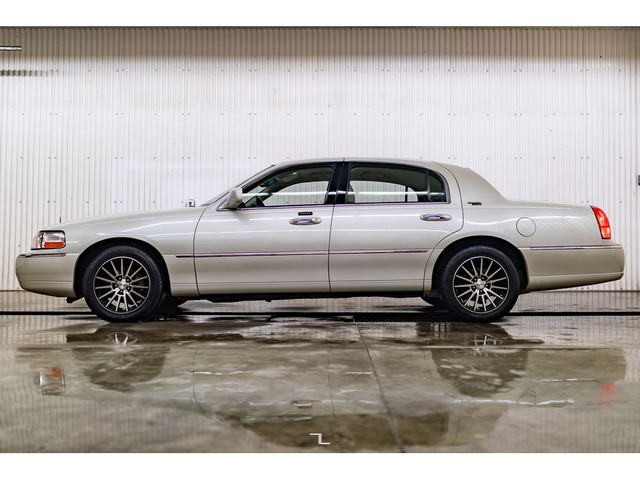 2005 Lincoln Town Car Leather Heated Seats in Cars & Trucks in Grande Prairie - Image 3