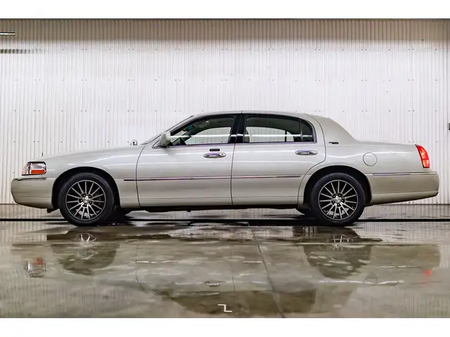2005 Lincoln Town Car Leather Heated Seats in Cars & Trucks in Grande Prairie - Image 4