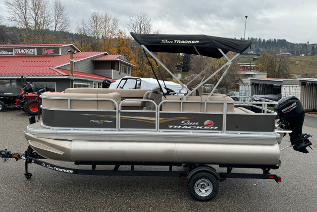 2025 Sun Tracker Party Barge 18 DLX, pontoon boat in Powerboats & Motorboats in Vernon - Image 4