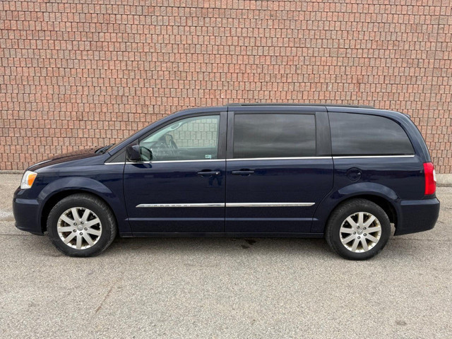 2014 Chrysler Town & Country TOURING | CLEAN CARFAX | NAVI | SUN in Cars & Trucks in Oshawa / Durham Region - Image 3