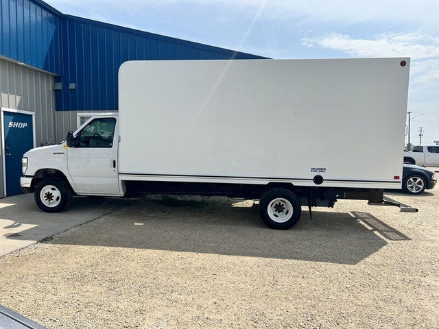 2018 Ford Econoline E-450 Cutaway Cube / Box Van 6.8L V10 in Cars & Trucks in Winnipeg - Image 3