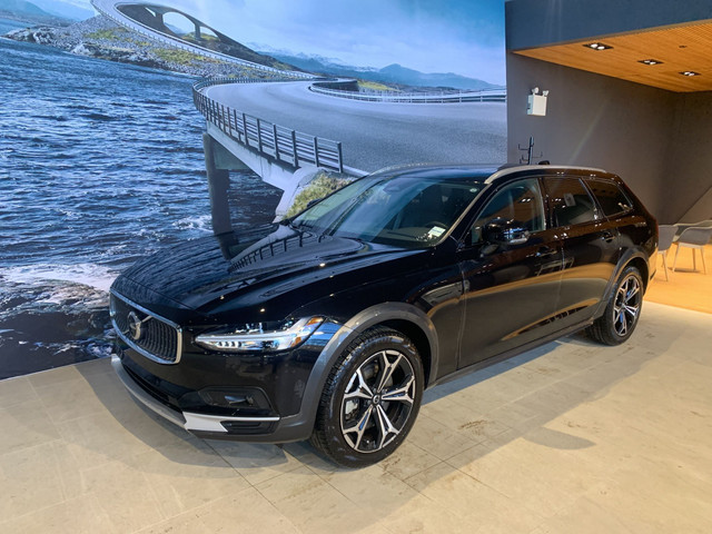 2023 Volvo V90 Cross Country B6 AWD Plus in Cars & Trucks in Edmonton