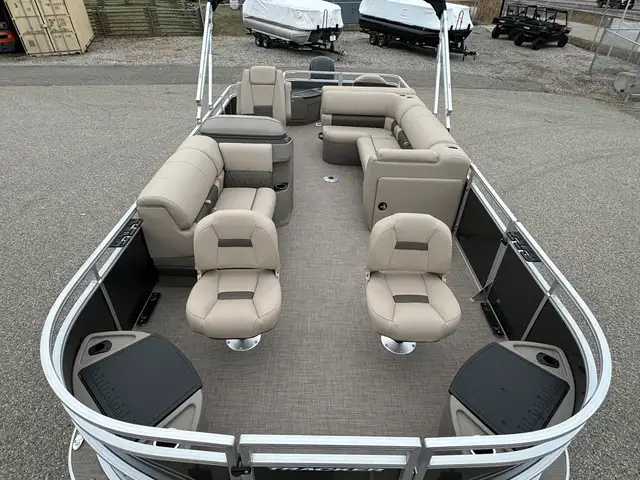 2025 Sun Tracker Fishin' Barge 20 DLX, pontoon boat in Powerboats & Motorboats in Vernon - Image 13