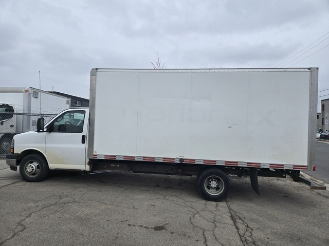2017 Chevrolet Express G3500 -16Ft Box - V8 Gas - Ramp - NO HIDD in Cars & Trucks in City of Toronto - Image 4