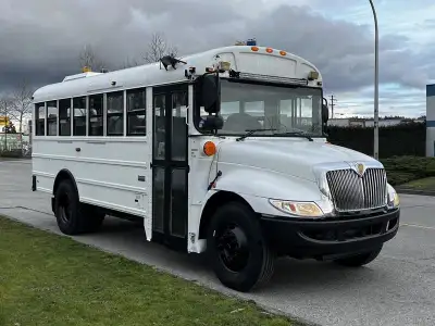 2013 International 4200 21 Passenger Bus Diesel Hydraulic Brakes, 1 door, white exterior, gray inter...