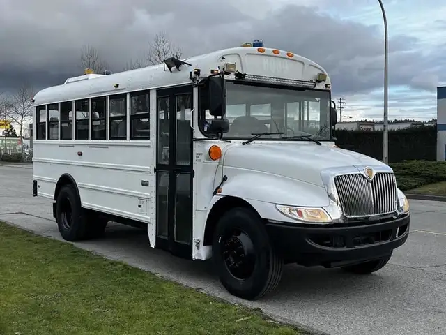 2013 international 4200 21 Passenger Bus Diesel Hydraulic Brakes in Heavy Trucks in Richmond - Image 2