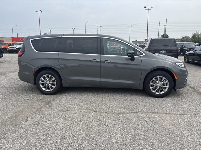 2025 Chrysler Pacifica Select in Cars & Trucks in Mississauga / Peel Region - Image 4