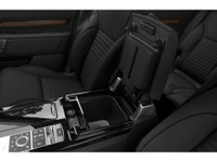 Our Diesel driven 2018 Land Rover Discovery HSE 4WD blends form, function, and finesse with a fantas... (image 9)