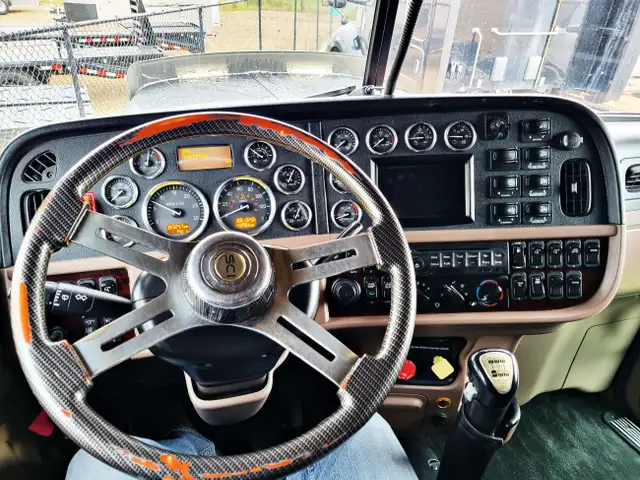 Peterbilt 389 Tandem Tractor Truck in Heavy Trucks in Red Deer - Image 9