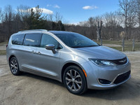 Discover the perfect combination of comfort, style, and practicality with this 2017 Chrysler Pacific... (image 6)