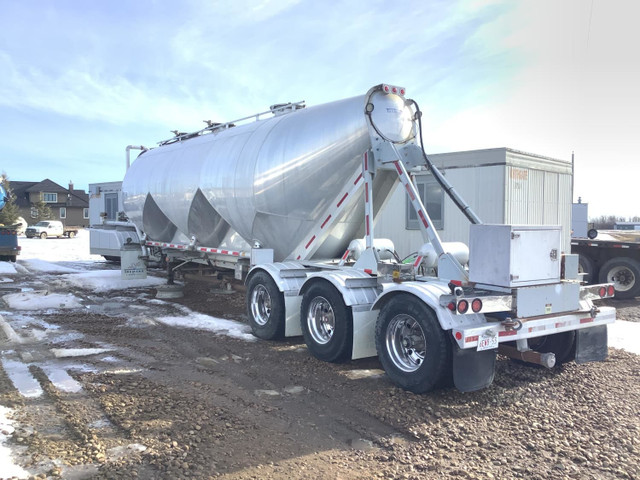 2010 Tremcar 1410 Cu Ft TRI/A Aluminum Pneumatic Bulk Trailer in Heavy Trucks in Kamloops - Image 3