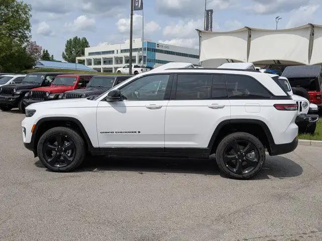 2025 Jeep Grand Cherokee Altitude - Power Sunroof - Trailer Tow dans Autos et camions dans Calgary - Image 5