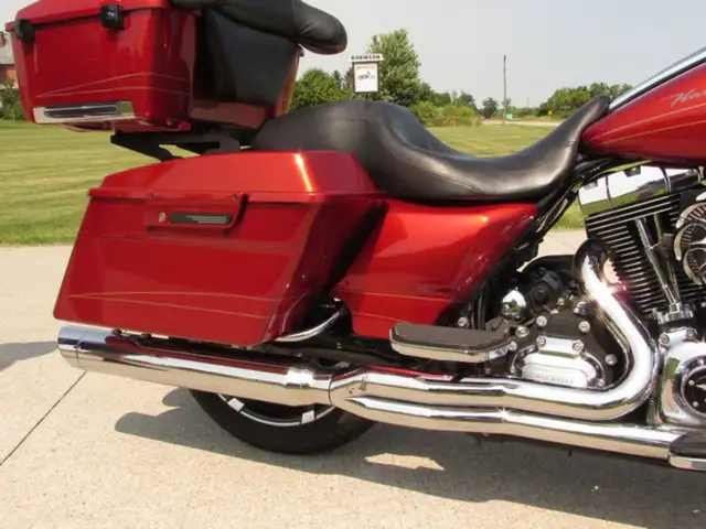 2013 Harley-Davidson FLTRX Road Glide Custom in Sport Touring in Leamington - Image 17