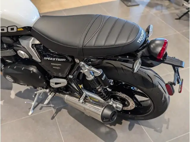 2025 Triumph Speed Twin 1200 // Crystal White/Sapphire Black in Dirt Bikes & Motocross in Winnipeg - Image 13