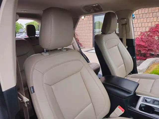 2020 Ford Explorer XLT 4WD in Cars & Trucks in Chatham-Kent - Image 39