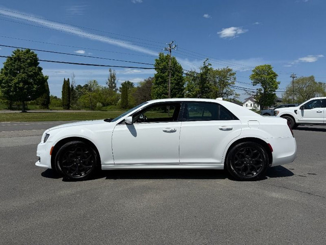 2022 Chrysler 300 300 Touring L 3.6L PENTASTAR VVT V6 AWD 8-Spee in Cars & Trucks in Saint John - Image 4
