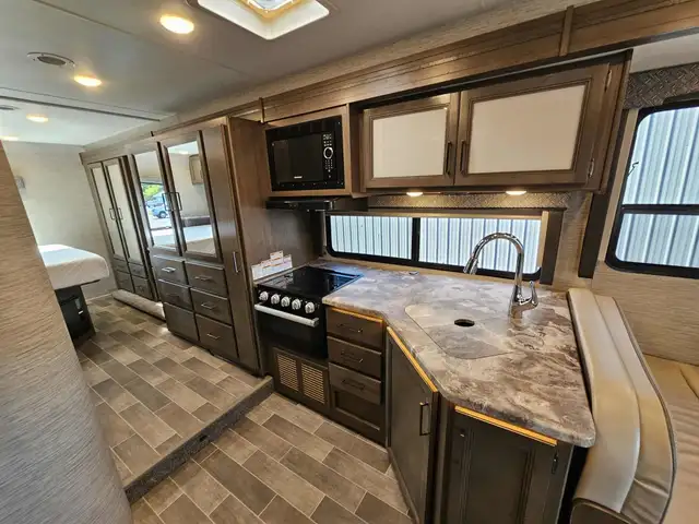 2022 Thor Chateau 31WV in RVs & Motorhomes in Moncton - Image 10