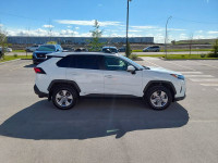 RAV4 Hybrid XLE AWD, 2.5L, Heated Front Seats, Power Sunroof, Roof Cross Bars, Paint Protection Film... (image 7)
