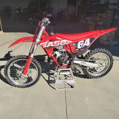 Great condition GASGAS MC125 just in on trade. 18 hours. This unit has the OEM KTM big bore kit to t...