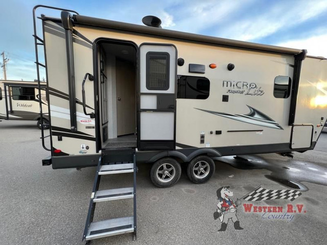 2021 Forest River RV Flagstaff Micro Lite 22FBS in Travel Trailers & Campers in Calgary - Image 4