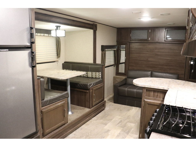 2018 Coachmen Apex UltrA-Lite 238MBS 26FT, SLIDE, SLEEP 4, NICE  in Cars & Trucks in Winnipeg - Image 4