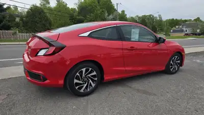 Honda Civic LX à hayon 2 portes manuelle 2017 ** SEULEMENT 84 000 KM ** belle voiture compacte, prat...