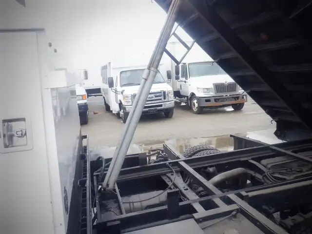 2008 ford F-550 Dump Box 2WD in Heavy Trucks in Richmond - Image 28